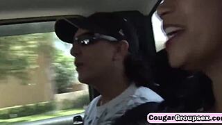 现场#6 视频: A lucky man gets to have his bone while three coug...