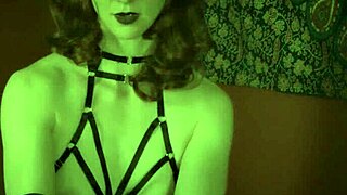 现场#1 视频: Redhead femdom makes guy beg and scream for more
