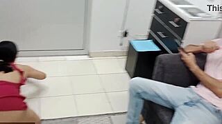 现场#9 视频: Boss can't resist farting on submissive employee's...